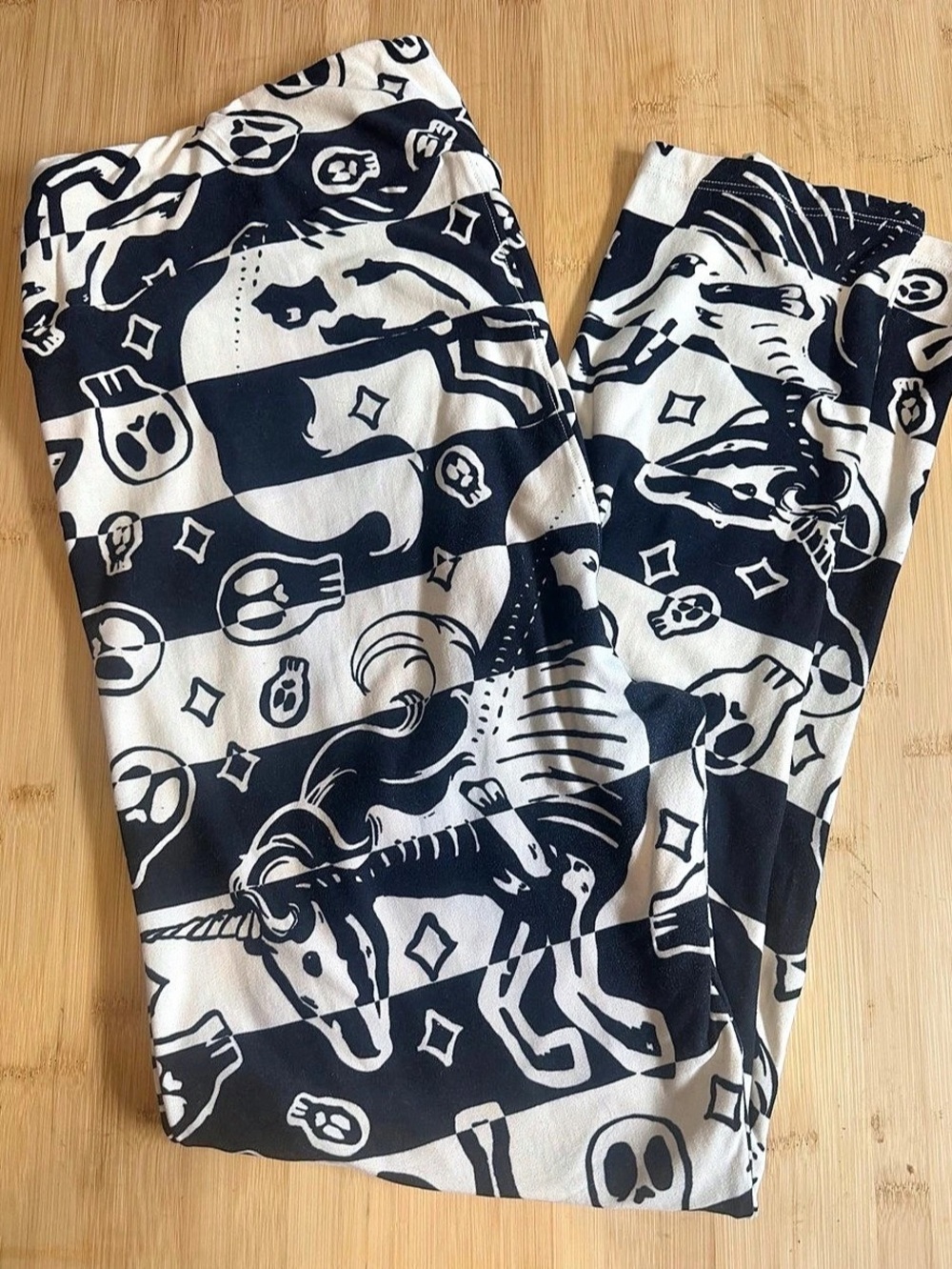 LuLaRoe Halloween “Skelecorn” Printed Black & White Leggings